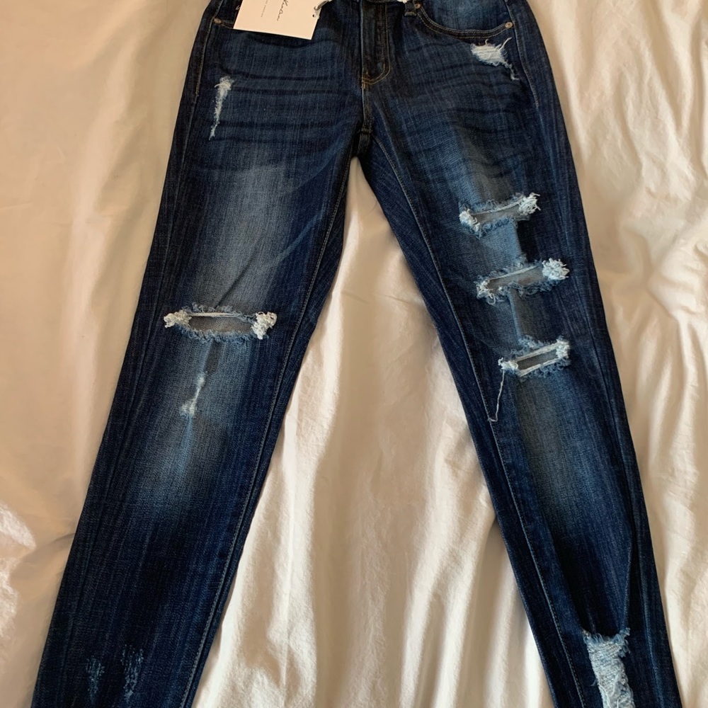 Mid rise destructed dark skinny jean